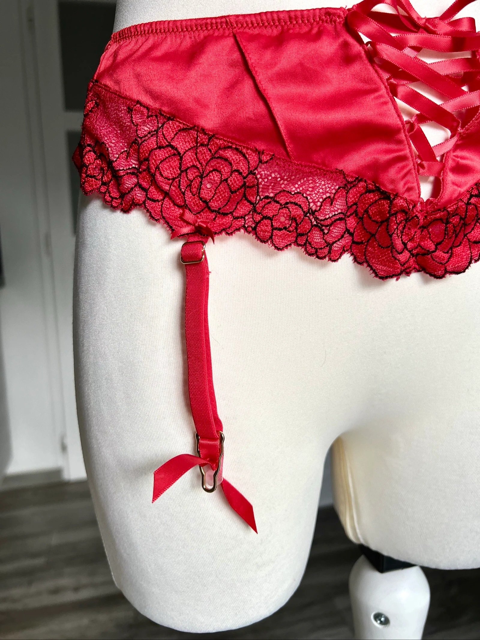 Sutiã vermelho de renda Tamanho 90B + porta-cintas vermelho Tamanho 38/40 poliéster – photo 14